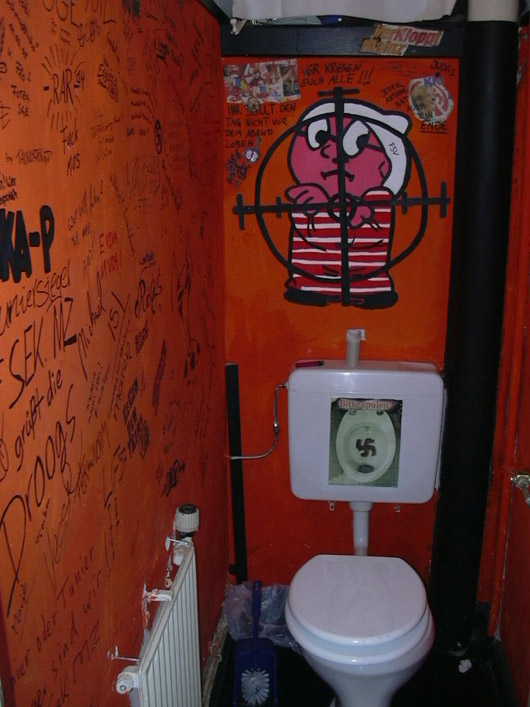 Orange ist die bestimmende Farbe in der Droogs-WG.<br />Foto: Droogs“><figcaption>Orange ist die bestimmende Farbe in der Droogs-WG.<br />Foto: Droogs</figcaption></figure>
            </div>

                    </article>

                <section class=