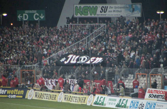 Transparent von Cottbusser Fans in Dresden. <br /> Bild: Bultras Dynamo“><figcaption>Transparent von Cottbusser Fans in Dresden. <br /> Bild: Bultras Dynamo</figcaption></figure>
            </div>

                    </article>

                <section class=