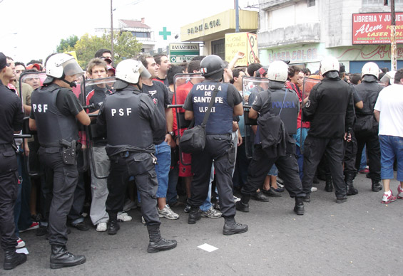 Massives Polizeiaufgebot beim Risikospiel Central Rosario - Newell´s Old Boys