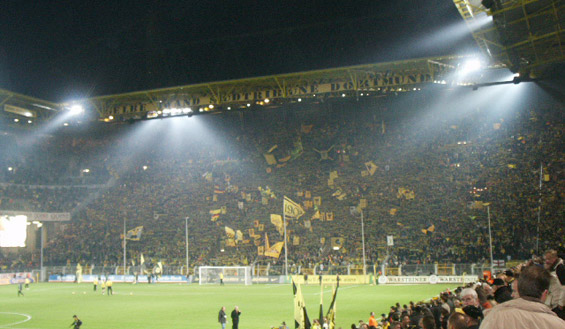 In Schalker Hand? Das „Gelbe-Wand“-Banner beim vorerst letzten Einsatz gegen Alemannia Aachen. <br />  Bild: www.komakolonne-wattenscheid.de“><figcaption>In Schalker Hand? Das „Gelbe-Wand“-Banner beim vorerst letzten Einsatz gegen Alemannia Aachen. <br />  Bild: www.komakolonne-wattenscheid.de</figcaption></figure>
            </div>

                    </article>

                <section class=