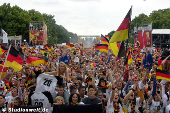 Public Viewing bei der WM in Deutschland: Fast so attraktiv wie der Stadionbesuch. <br /> Bild: Stadionwelt“><figcaption>Public Viewing bei der WM in Deutschland: Fast so attraktiv wie der Stadionbesuch. <br /> Bild: Stadionwelt</figcaption></figure>
            </div>

                    </article>

                <section class=
