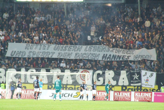 Die Proteste gegen Präsident Hannes Kartnig halten an: ein Spruchband vom letzten Heimspiel gegen Mattersburg<br />Bild: Grazer Sturmflut“><figcaption>Die Proteste gegen Präsident Hannes Kartnig halten an: ein Spruchband vom letzten Heimspiel gegen Mattersburg<br />Bild: Grazer Sturmflut</figcaption></figure>
<figure><img decoding=