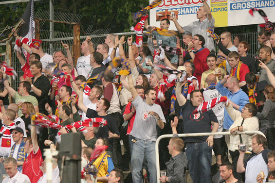 Im letzten Juni kamen 500 Engländer ins Bruno-Plache-Stadion. <br /> Bild: Bernd Scharfe“><figcaption>Im letzten Juni kamen 500 Engländer ins Bruno-Plache-Stadion. <br /> Bild: Bernd Scharfe</figcaption></figure>
<figure><img decoding=