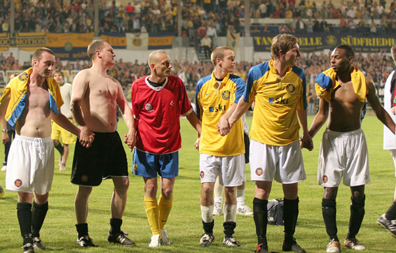 Deutsch-englische LaOla - eine Szene aus dem Hinspiel. <br /> Bild: Bernd Scharfe“><figcaption>Deutsch-englische LaOla – eine Szene aus dem Hinspiel. <br /> Bild: Bernd Scharfe</figcaption></figure>
            </div>

                    </article>

                <section class=