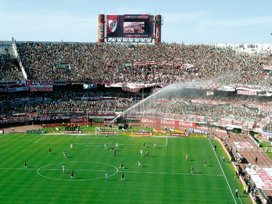 Abkühlung für heißgelaufene Fans - hier bei River Plate <br /> Bild: Nic Deltort“><figcaption>Abkühlung für heißgelaufene Fans – hier bei River Plate <br /> Bild: Nic Deltort</figcaption></figure>
<figure><img decoding=