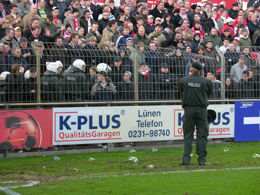 Der verbogene Zaun war der Grund für den Polizeieinsatz
