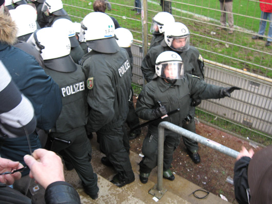 Letztlich musste die Polizei wieder abziehen. Verletzte gab es auf beiden Seiten
