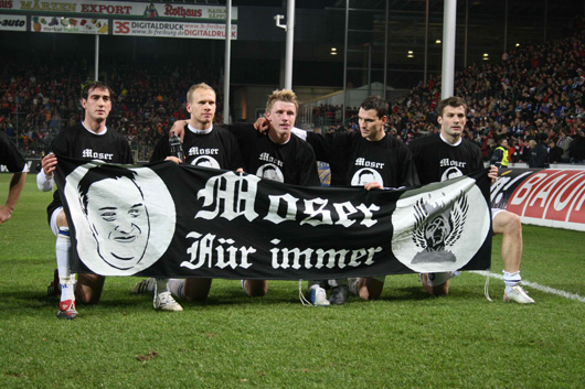 Nach dem Auswärtsspiel in Freiburg am Montag kamen die KSC-Spieler mit T-Shirts mit dem Aufdruck „Moser für immer“ zum Gästeblock<br />Bild: Oliver Erb“><figcaption>Nach dem Auswärtsspiel in Freiburg am Montag kamen die KSC-Spieler mit T-Shirts mit dem Aufdruck „Moser für immer“ zum Gästeblock<br />Bild: Oliver Erb</figcaption></figure>
<figure><img decoding=