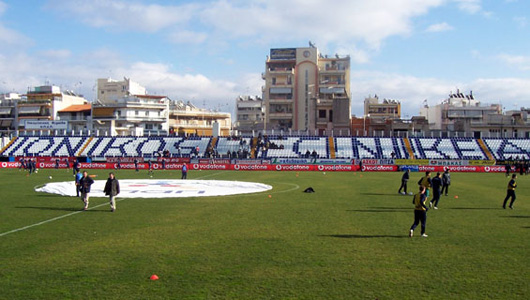 Berüchtigt: Das Stadion Neapouli in Nikea<br />Bild: Bastian Reschke“><figcaption>Berüchtigt: Das Stadion Neapouli in Nikea<br />Bild: Bastian Reschke</figcaption></figure>
            </div>

                    </article>

                <section class=
