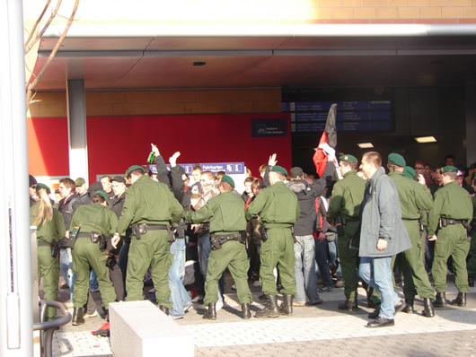 Blick zurück: Die Fans wurden am Bahnhof von der Polizei eingekesselt<br />Bild: http://www.ssv-markus.de“><figcaption>Blick zurück: Die Fans wurden am Bahnhof von der Polizei eingekesselt<br />Bild: http://www.ssv-markus.de</figcaption></figure>
<figure><img decoding=