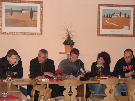 Die Pressekonferenz<br />Bild: http://www.ssv-markus.de“><figcaption>Die Pressekonferenz<br />Bild: http://www.ssv-markus.de</figcaption></figure>
            </div>

                    </article>

                <section class=