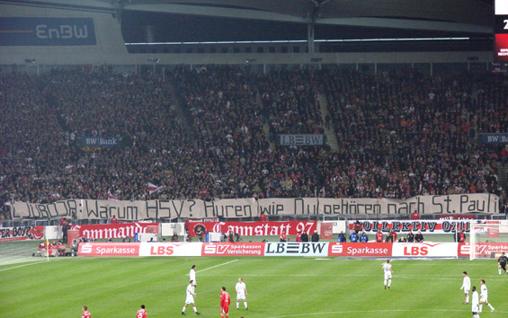 Drastische Worte gegen den Ex-Spieler. <br /> Bild: www.Lostboys99.de“><figcaption>Drastische Worte gegen den Ex-Spieler. <br /> Bild: www.Lostboys99.de</figcaption></figure>
<figure><img decoding=