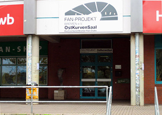 Eingang zu den Fanprojekträumen in der Ostkurve des Weserstadions. <br />Bild: www.fanprojektbremen.de“><figcaption>Eingang zu den Fanprojekträumen in der Ostkurve des Weserstadions. <br />Bild: www.fanprojektbremen.de</figcaption></figure>
            </div>

                    </article>

                <section class=