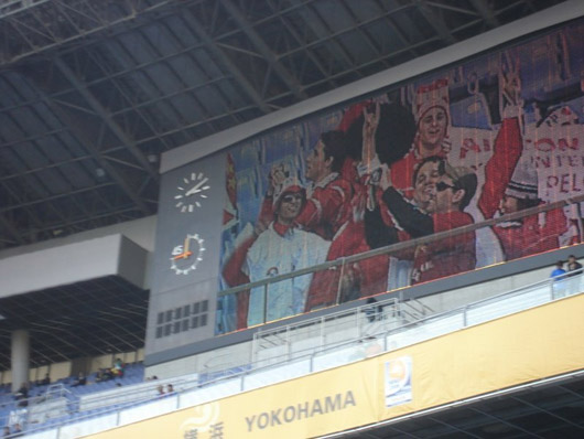 Für brasilianische Verhältnisse beeindruckend: Die Anzeigetafel im Stadion von Yokohama<br />Bild: Miguel Dagnino“><figcaption>Für brasilianische Verhältnisse beeindruckend: Die Anzeigetafel im Stadion von Yokohama<br />Bild: Miguel Dagnino</figcaption></figure>
<figure><img decoding=