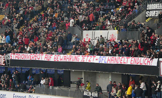 Frankfurts Fans fordern eine Änderung der Stadionverbotsrichtlinien - hier ein Spruchband vom Heimspiel gegen Schalke am vergangenen Wochenende. <br /> Bild:: Speedy – www.eintr8-4ever.de“><figcaption>Frankfurts Fans fordern eine Änderung der Stadionverbotsrichtlinien – hier ein Spruchband vom Heimspiel gegen Schalke am vergangenen Wochenende. <br /> Bild:: Speedy – www.eintr8-4ever.de</figcaption></figure>
            </div>

                    </article>

                <section class=