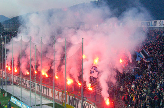 Fans von Atalanta – am vergangenen Wochenende lieferten sie sich Kämpfe mit der Polizei. <br /> Bild: Suppenhühner Oberhausen“><figcaption>Fans von Atalanta – am vergangenen Wochenende lieferten sie sich Kämpfe mit der Polizei. <br /> Bild: Suppenhühner Oberhausen</figcaption></figure>
            </div>

                    </article>

                <section class=