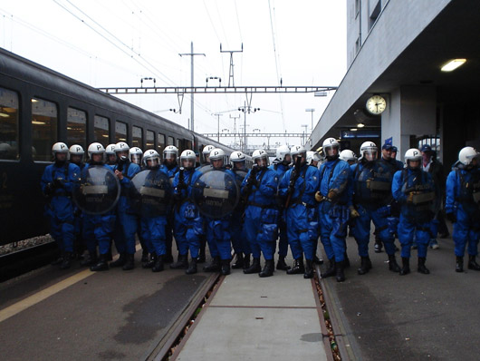 Empfangskomitee –Schweizer Polizei im Einsatz <br /> Bild: dai-basilea.ch“><figcaption>Empfangskomitee –Schweizer Polizei im Einsatz <br /> Bild: dai-basilea.ch</figcaption></figure>
            </div>

                    </article>

                <section class=