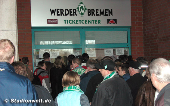 Geöffnete Kassen am Weserstadion - ein mit zunehmendem Erfolg seltener gewordenes Bild. Nun geht der Verein gegen die Schwarzhändler vor. <br />Bild: Stadionwelt“><figcaption>Geöffnete Kassen am Weserstadion – ein mit zunehmendem Erfolg seltener gewordenes Bild. Nun geht der Verein gegen die Schwarzhändler vor. <br />Bild: Stadionwelt</figcaption></figure>
            </div>

                    </article>

                <section class=