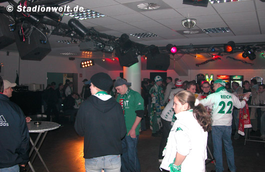 Der Ostkurvensaal – hier kam es vor und drei Wochen zu den Auseinandersetzungen.<br />Bild: Stadionwelt“><figcaption>Der Ostkurvensaal – hier kam es vor und drei Wochen zu den Auseinandersetzungen.<br />Bild: Stadionwelt</figcaption></figure>
            </div>

                    </article>

                <section class=