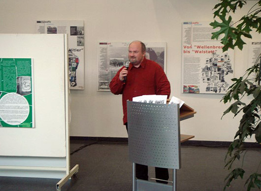 Jörn Meyer, Geschäftsführer von Jugendhilfe Cottbus e.V., bei der Ausstellungseröffnung.<br /> Bild: Koß“><figcaption>Jörn Meyer, Geschäftsführer von Jugendhilfe Cottbus e.V., bei der Ausstellungseröffnung.<br /> Bild: Koß</figcaption></figure>
            </div>

                    </article>

                <section class=