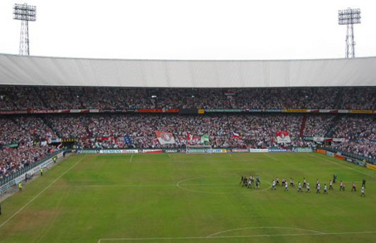 Feyenoords Stadion De Kuip - vorläufig finden hier keine Europacup-Schlachten mehr statt. <br />Bild: Gerhard Rudolf“><figcaption>Feyenoords Stadion De Kuip – vorläufig finden hier keine Europacup-Schlachten mehr statt. <br />Bild: Gerhard Rudolf</figcaption></figure>
            </div>

                    </article>

                <section class=