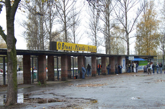 Das Bruno-Plache-Stadion: am Samstag fanden hier die schlimmsten Ausschreitungen seit Jahren statt. <br />Bild: WoRü“><figcaption>Das Bruno-Plache-Stadion: am Samstag fanden hier die schlimmsten Ausschreitungen seit Jahren statt. <br />Bild: WoRü</figcaption></figure>
            </div>

                    </article>

                <section class=