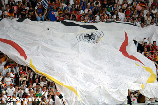 Muss bald ein neues Blockfahnen-Trikot her?<br /> Bild: Stadionwelt“><figcaption>Muss bald ein neues Blockfahnen-Trikot her?<br /> Bild: Stadionwelt</figcaption></figure>
            </div>

                    </article>

                <section class=