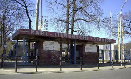 Eingang zum „Karli“. <br /> Bild: www.nordostfussball.de“><figcaption>Eingang zum „Karli“. <br /> Bild: www.nordostfussball.de</figcaption></figure>
            </div>

                    </article>

                <section class=