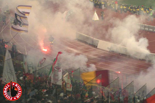 Die Ultras des AS Rom gehören zu den leidenschaftlichsten Italiens.<br /> Bild: Fußball Kultur bei harza“><figcaption>Die Ultras des AS Rom gehören zu den leidenschaftlichsten Italiens.<br /> Bild: Fußball Kultur bei harza</figcaption></figure>
            </div>

                    </article>

                <section class=