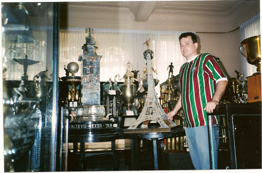 Symbolfan Heitor in der Trophäensammlung von Fluminense<br />Bild: Hilton Mattos“><figcaption>Symbolfan Heitor in der Trophäensammlung von Fluminense<br />Bild: Hilton Mattos</figcaption></figure>
<figure><img decoding=