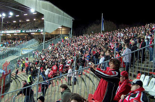 Kölner Fans ins Karlsruhe: Nicht nur wegen der Niederlage hatte die Auswärtsfahrt einen negativen Beigeschmack.<br />Bild: www.dirkpaeffgen.de“><figcaption>Kölner Fans ins Karlsruhe: Nicht nur wegen der Niederlage hatte die Auswärtsfahrt einen negativen Beigeschmack.<br />Bild: www.dirkpaeffgen.de</figcaption></figure>
<figure><img decoding=