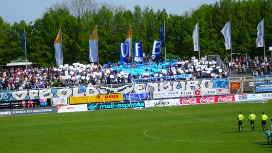 Das Marschwegstadion ist gut gefüllt<br />Bild: B.Buttelmann“><figcaption>Das Marschwegstadion ist gut gefüllt<br />Bild: B.Buttelmann</figcaption></figure>
<figure><img decoding=
