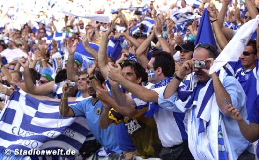 Griechische Fans bei der EM in Portugal<br />Bild: Stadionwelt“><figcaption>Griechische Fans bei der EM in Portugal<br />Bild: Stadionwelt</figcaption></figure>
            </div>

                    </article>

                <section class=