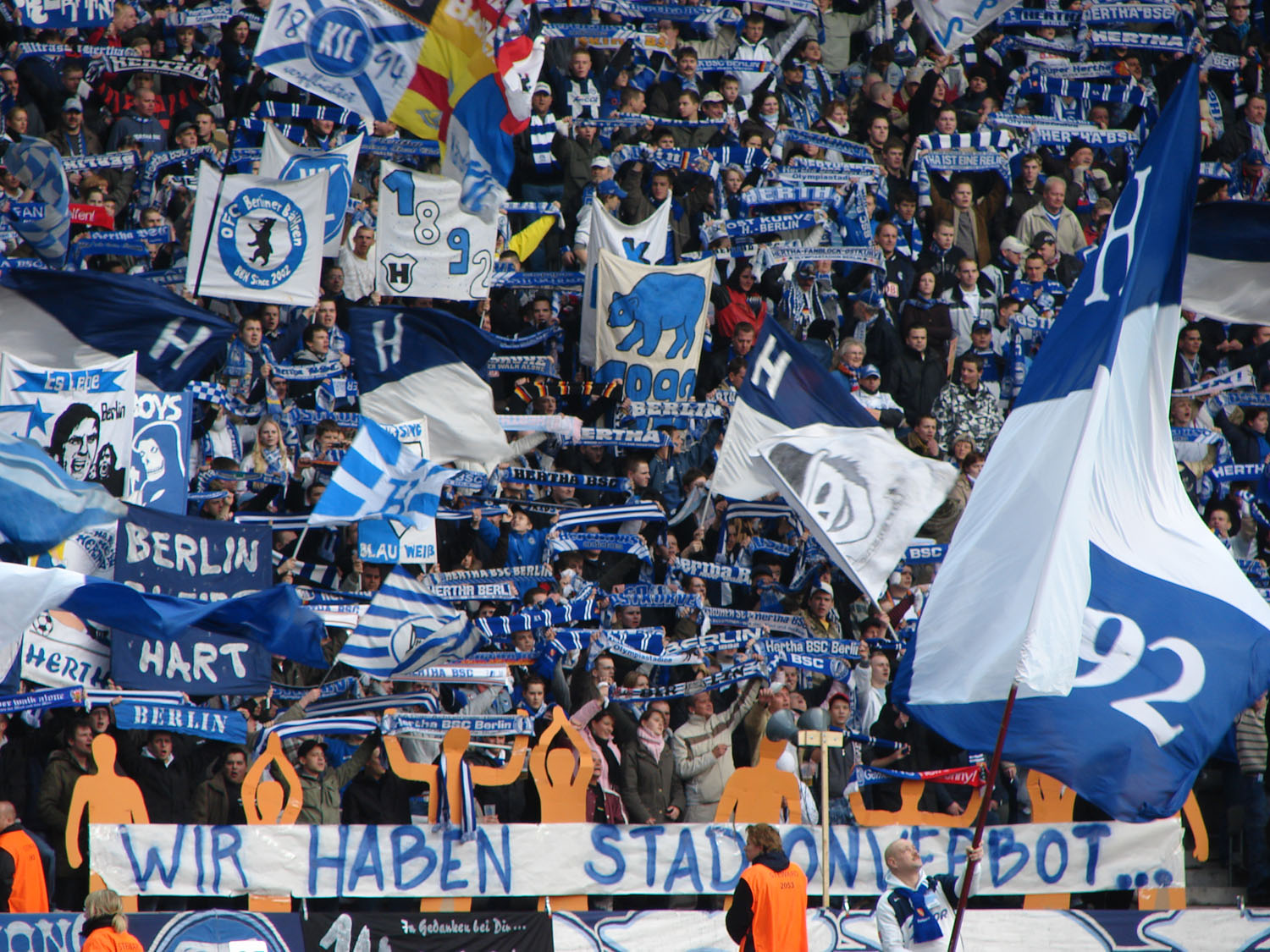 Die Pappfiguren standen sinnbildlich für ausgesperrte Herthafans<br />Bild: Harlekins Berlin“><figcaption>Die Pappfiguren standen sinnbildlich für ausgesperrte Herthafans<br />Bild: Harlekins Berlin</figcaption></figure>
<figure><img decoding=