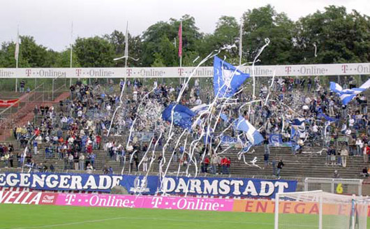Der Heimblock im Stadion Böllenfalltor.<br />Bild: Matthias“><figcaption>Der Heimblock im Stadion Böllenfalltor.<br />Bild: Matthias</figcaption></figure>
<figure><img decoding=