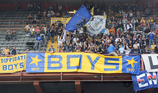 Ohne Banner hatten auch die Boys Parma keine Lust.<br />Bild: Roberto Martinelli – www.fotomarti.com“><figcaption>Ohne Banner hatten auch die Boys Parma keine Lust.<br />Bild: Roberto Martinelli – www.fotomarti.com</figcaption></figure>
<figure><img decoding=