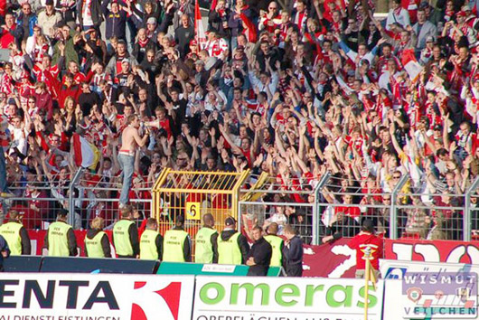 Fans aus Köln in Aue.<br />Bild: Jörg Baar / www.wismut-veilchen.de“><figcaption>Fans aus Köln in Aue.<br />Bild: Jörg Baar / www.wismut-veilchen.de</figcaption></figure>
            </div>

                    </article>

                <section class=
