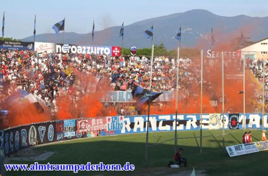 Die Curva Nord „Maurizio Alberti“ im Einsatz<br />Bild: www.almtraumpaderborn.de“><figcaption>Die Curva Nord „Maurizio Alberti“ im Einsatz<br />Bild: www.almtraumpaderborn.de</figcaption></figure>
            </div>

                    </article>

                <section class=