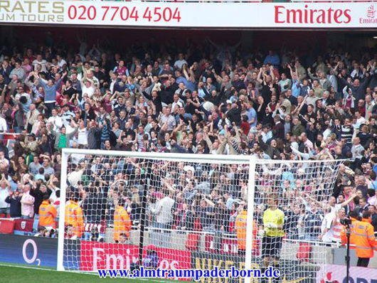Noch singen die Fans der Hammers in der Premier League.<br />Bild: www.almtraumpaderborn.de“><figcaption>Noch singen die Fans der Hammers in der Premier League.<br />Bild: www.almtraumpaderborn.de</figcaption></figure>
            </div>

                    </article>

                <section class=