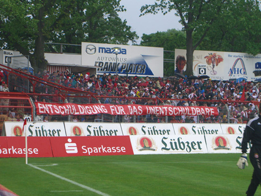 Das Spruchband hing beim letzten Auswärtsspiel in Cottbus.<br />Bild: Ultima Raka (Red Fighters)“><figcaption>Das Spruchband hing beim letzten Auswärtsspiel in Cottbus.<br />Bild: Ultima Raka (Red Fighters)</figcaption></figure>
            </div>

                    </article>

                <section class=