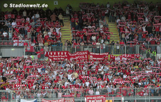 Eine von vier Fangruppierungen, die nicht von der Preiserhöhung betroffen ist.<br />Bild: Stadionwelt“><figcaption>Eine von vier Fangruppierungen, die nicht von der Preiserhöhung betroffen ist.<br />Bild: Stadionwelt</figcaption></figure>
            </div>

                    </article>

                <section class=