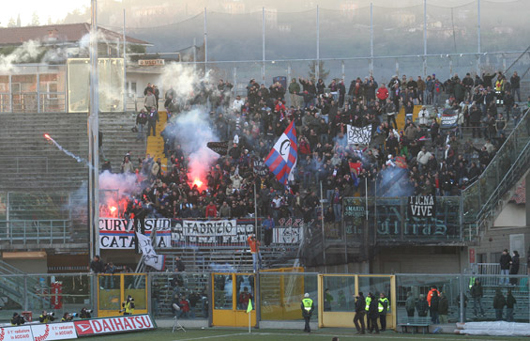 Catania-Fans in Bergamo<br />Bild: www.pumuckl94.de“><figcaption>Catania-Fans in Bergamo<br />Bild: www.pumuckl94.de</figcaption></figure>
            </div>

                    </article>

                <section class=