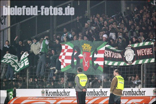 2005/06 die Auwärtsfahne von RE in Bielefeld<br />Bild: )ö( – www.bielefeld-fotos.de“><figcaption>2005/06 die Auwärtsfahne von RE in Bielefeld<br />Bild: )ö( – www.bielefeld-fotos.de</figcaption></figure>
            </div>

                    </article>

                <section class=