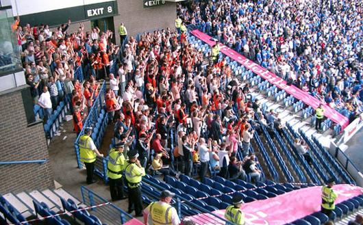 Schlechter Fußball lässt sich zukünftig vielleicht auch wieder in Schottland, hier Fans aus Dundee, schön trinken.<br />Bild: Mirco Lorenz“><figcaption>Schlechter Fußball lässt sich zukünftig vielleicht auch wieder in Schottland, hier Fans aus Dundee, schön trinken.<br />Bild: Mirco Lorenz</figcaption></figure>
            </div>

                    </article>

                <section class=
