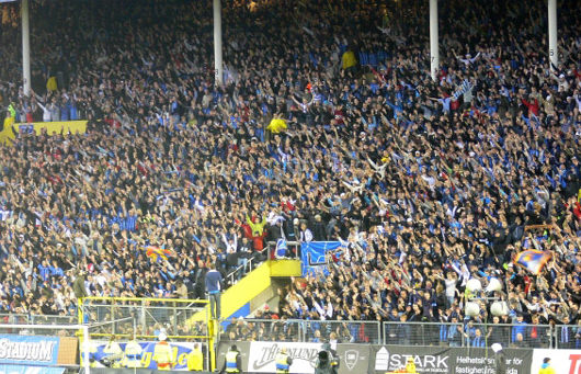 Anhänger von Djurgården – hier gegen AIK Solna<br />Bild: Robin Koppelmann“><figcaption>Anhänger von Djurgården – hier gegen AIK Solna<br />Bild: Robin Koppelmann</figcaption></figure>
            </div>

                    </article>

                <section class=