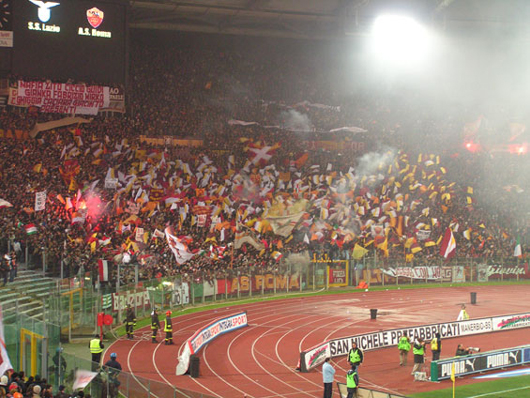 Früher galten italienische Kurven, hier AS Rom, als Mekka für den Einsatz von Fanutensilien.<br />Bild: Jens“><figcaption>Früher galten italienische Kurven, hier AS Rom, als Mekka für den Einsatz von Fanutensilien.<br />Bild: Jens</figcaption></figure>
            </div>

                    </article>

                <section class=