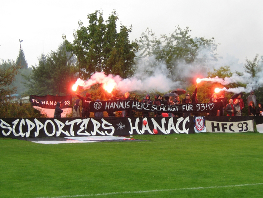 Stadtderby im August 2006: Hanau 93 - Hanau 60 <br />Bild: Supporters Hanau”><figcaption>Stadtderby im August 2006: Hanau 93 – Hanau 60 <br />Bild: Supporters Hanau</figcaption></figure>
<figure><img decoding=