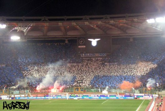 Choreo der Laziali zum Derby gegen den AS Rom.<br />Bild: harza.dä“><figcaption>Choreo der Laziali zum Derby gegen den AS Rom.<br />Bild: harza.dä</figcaption></figure>
            </div>

                    </article>

                <section class=