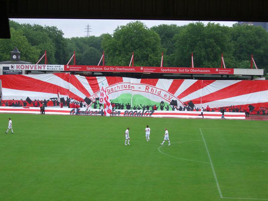 RWO gegen Solingen<br />Bild: Handtuchmafia”><figcaption>RWO gegen Solingen<br />Bild: Handtuchmafia</figcaption></figure>
<figure><img decoding=