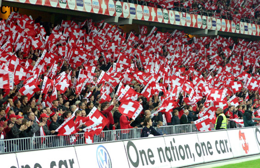 Fahnen sind für acht Euro zu haben.<br />Bild: www.groundhopping.de“><figcaption>Fahnen sind für acht Euro zu haben.<br />Bild: www.groundhopping.de</figcaption></figure>
            </div>

                    </article>

                <section class=